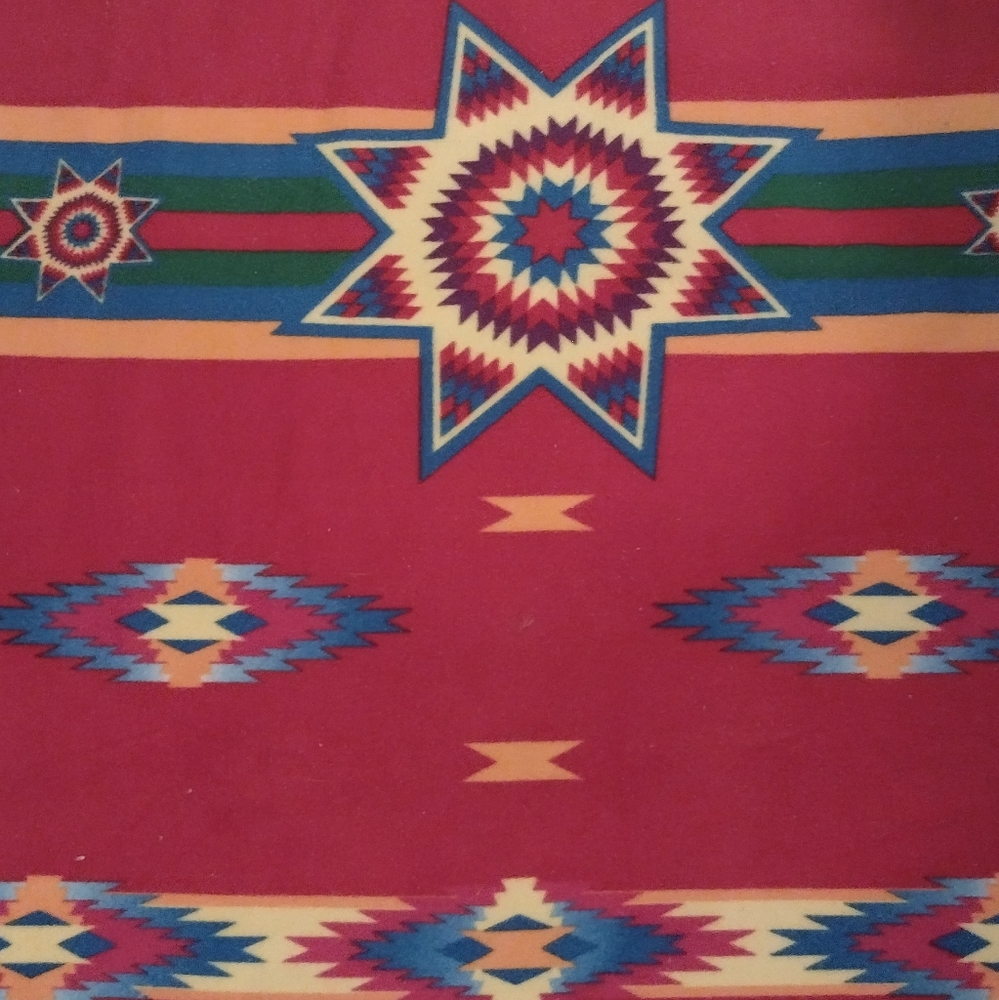 Polyester throw with design - Picture 2 of 8